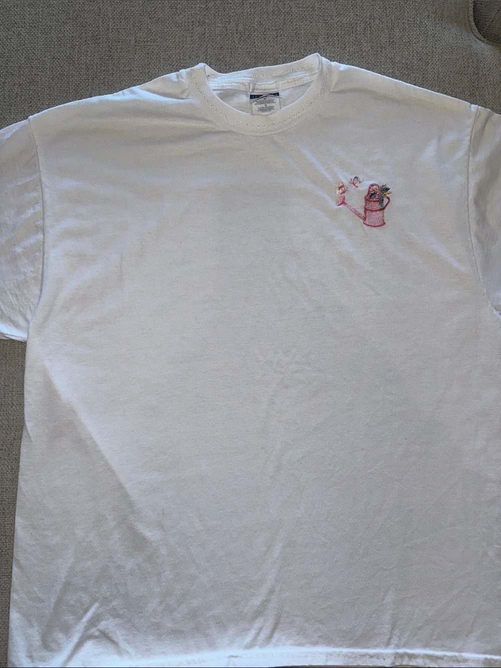 Embroidered Teapot and Flowers XL Tee. Vintage Jerzees T.